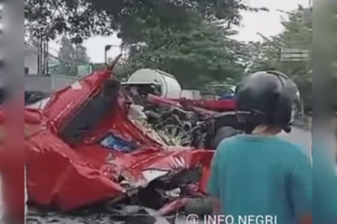 
					Rem Mendadak, Kabin Kemudi Trailer Ini Hancur Dihantam Gulungan Baja Muatannya