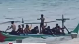 Sebuah perahu jukung angkut enam penumpang terbalik digulung ombak besar di perairan teluk Semaka, Tanggamus, Lampung, Senin, 3 Desember 2024. Enam penumpang dan dua ABK berhasil diselamatkan. 