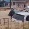 Hujan lebat tadi malam  menyebabkan sungai Cikaso meluap luap, 14 kecamatan di Sukabumi,  Jawa Barat, terendam banjir, puluhan kendaraan roda empat hanyut terbawa arus, Rabu pagi, 4 Desember  2024. Tangkap layar video instagram@infokomando.official