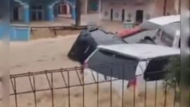 Hujan lebat tadi malam  menyebabkan sungai Cikaso meluap luap, 14 kecamatan di Sukabumi,  Jawa Barat, terendam banjir, puluhan kendaraan roda empat hanyut terbawa arus, Rabu pagi, 4 Desember  2024. Tangkap layar video instagram@infokomando.official