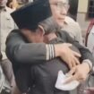Gus Miftah dan Suhaji berpelukan. Instagram@infokomaando_official