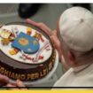 Kue ultah ke 88 Paus Fransiskus pada hari Selasa 17 Desember 2024, di Vatikan, Roma. Instagram@omk.viral