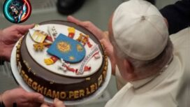 Kue ultah ke 88 Paus Fransiskus pada hari Selasa 17 Desember 2024, di Vatikan, Roma. Instagram@omk.viral