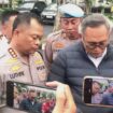 Kapolrestabes Surabaya, Kombes Pol Luthfie Sulistiawan mengadakan konferensi pers, Senin 16 Desember 2024, tentang penangkapan satu truk rokok ilegal, di jembatan Suramadu pada tanggal 12 Desember 2024 dinihari. Instagram@surabayaterkini