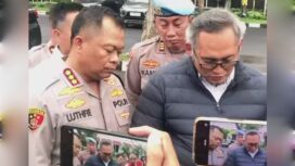 Kapolrestabes Surabaya, Kombes Pol Luthfie Sulistiawan mengadakan konferensi pers, Senin 16 Desember 2024, tentang penangkapan satu truk rokok ilegal, di jembatan Suramadu pada tanggal 12 Desember 2024 dinihari. Instagram@surabayaterkini