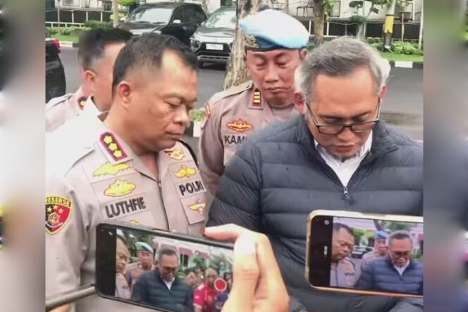 
					Kapolrestabes Surabaya, Kombes Pol Luthfie Sulistiawan mengadakan konferensi pers, Senin 16 Desember 2024, tentang penangkapan satu truk rokok ilegal, di jembatan Suramadu pada tanggal 12 Desember 2024 dinihari. Instagram@surabayaterkini