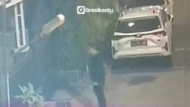 Terduga pemuda berdiri di depan pintu ini pelaku aksi bakar diri di Gresikk, 20 Desember 2024. Instagram@gresiksatu1