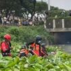 Tim Rescue, Basarnas, BPBD Surabaya belum berhasil menemukan balita EZ, 3.5, yang terseret arus air hujan di Wiyung, Selasa, 24 Desember 2024. Instagram@bpbd.surabays