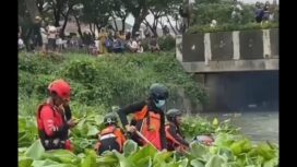 Tim Rescue, Basarnas, BPBD Surabaya belum berhasil menemukan balita EZ, 3.5, yang terseret arus air hujan di Wiyung, Selasa, 24 Desember 2024. Instagram@bpbd.surabays