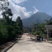 Beginilah jalan cor di Dusun Segelan Sidomulyo, Desa Balesari, kecamaatan Ngajum, Malang. Karya Ferry Suwadi dan warga setempat secara mandiri dengan dana miliaran rupiah. Foto tangkap layar video instagram@zonamahasiswa.id