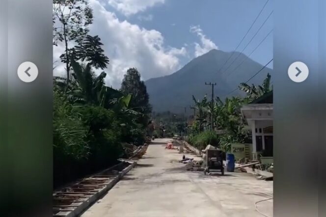 
					Beginilah jalan cor di Dusun Segelan Sidomulyo, Desa Balesari, kecamaatan Ngajum, Malang. Karya Ferry Suwadi dan warga setempat secara mandiri dengan dana miliaran rupiah. Foto tangkap layar video instagram@zonamahasiswa.id