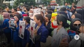 Sekitar 300.mahasiswa dari BEM seluruh Jabodetabek, berunjuk rasa di pantung kuda dekat istana negara, Jumat 27 Desember 2024, menuntut pemerintah cabut kenaikan PPn.12 persen. Instagram@vacio.id