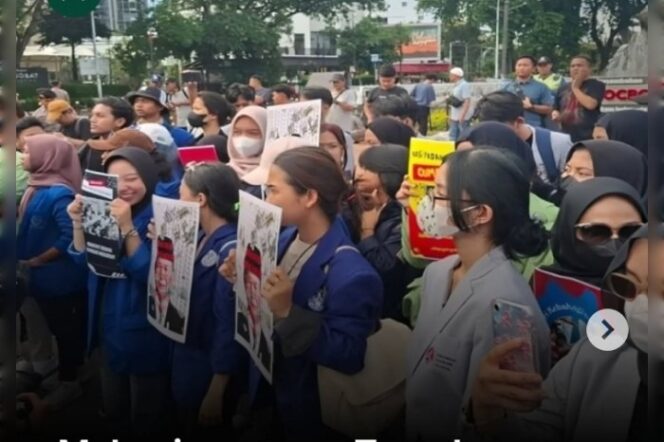 
					Sekitar 300.mahasiswa dari BEM seluruh Jabodetabek, berunjuk rasa di pantung kuda dekat istana negara, Jumat 27 Desember 2024, menuntut pemerintah cabut kenaikan PPn.12 persen. Instagram@vacio.id