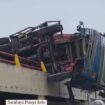 Truk S 8629 UP angkut muatan 20 ton, tak mampu menanjak hingga terguling atas fly over Trosobo, Sidoarjo, Jatim, Minggu  pagi, 29 Desember 2024. Instagram@surabayapunyainfo