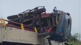 Truk S 8629 UP angkut muatan 20 ton, tak mampu menanjak hingga terguling atas fly over Trosobo, Sidoarjo, Jatim, Minggu  pagi, 29 Desember 2024. Instagram@surabayapunyainfo
