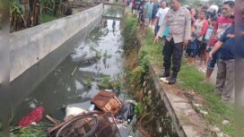 Polisi dan warga menyaksikan becak dan jasad Kusnan, berada di saluran irigasi desa Plaosan, Babat, Lamongan. Instagram@berita_lamongan