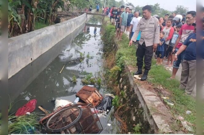 
					Polisi dan warga menyaksikan becak dan jasad Kusnan, berada di saluran irigasi desa Plaosan, Babat, Lamongan. Instagram@berita_lamongan
