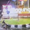 Beginilah tersangka tiba tiba ngamul seorang diri, mendatangi taman Galunggung, kota Malang, memukuli dan menendangi lampu hias itu Senin malam, 30 Desember 2024. Instagram@infokabarmalang