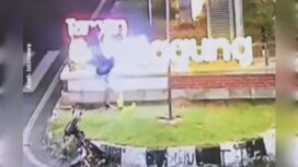 Beginilah tersangka tiba tiba ngamul seorang diri, mendatangi taman Galunggung, kota Malang, memukuli dan menendangi lampu hias itu Senin malam, 30 Desember 2024. Instagram@infokabarmalang