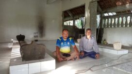 Foto :  Istimewa
Kepala Desa Gedongkedo’an M. Ashari dan juru kunci makam di makam Makam Syekh Hasan Asy’ari.