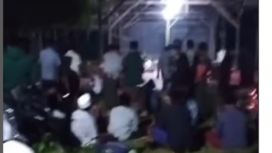 Warga desa Banjar Galis, Bangkalan bersama mahasiswa UTM, Sabtu 7 Desember 2024, melakukan doa dan tahlilan untuk mendiang Een Jumianti korban pembunuhan oleh pacarnya. itangkap layar video instagram@maduratrending