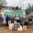 Tim Satgas menyerahkan bantuan sembako untuk korban  banjir di Kabupaten Malang. (KEDONEWS.com/Foto:Istimewa)