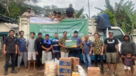 Tim Satgas menyerahkan bantuan sembako untuk korban  banjir di Kabupaten Malang. (KEDONEWS.com/Foto:Istimewa)