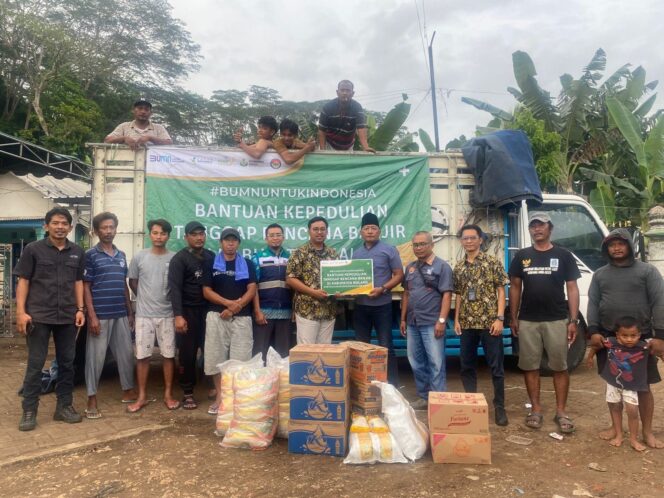 
					Tim Satgas menyerahkan bantuan sembako untuk korban  banjir di Kabupaten Malang. (KEDONEWS.com/Foto:Istimewa)