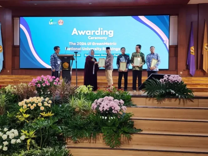 
					Awarding Ceremony UI Greenmatrics : UNAIR Peringkat 7 Sebagai PTN Paling Berkelanjutan di Indonesia