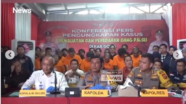 Kapolda Sulsel Irjen Yudhiawan Wibisono menggelar konferensi pers di Gowa, 19 Desember 2024, terkait pembongkaran pecentakan uang palsu di kantor Perpus Kampus UIN Alaudin, Makassar. Instagaram@darmakuin.official