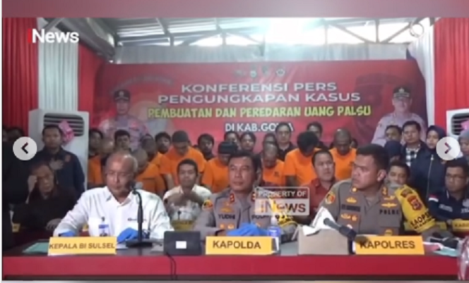 
					Kapolda Sulsel Irjen Yudhiawan Wibisono menggelar konferensi pers di Gowa, 19 Desember 2024, terkait pembongkaran pecentakan uang palsu di kantor Perpus Kampus UIN Alaudin, Makassar. Instagaram@darmakuin.official