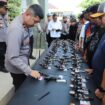 Foto: Istimewa
Wakapolres Kompol Danu Anindhita Kuncoro Putro memeriksa senjata api anggota Polres Gresik.