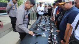 Foto: Istimewa
Wakapolres Kompol Danu Anindhita Kuncoro Putro memeriksa senjata api anggota Polres Gresik.