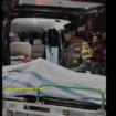 Petugas rumah sakit dikawal polisi membawa pulang jenazah Satiawan, 30, korban pensuukan yang dialkukan oleh adik perempuannya di Pacet, Mojokerto, Minggu malam, 22 Desember 2024. tangkap layar video@kabarterdepanmojokerto 