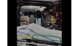 Petugas rumah sakit dikawal polisi membawa pulang jenazah Satiawan, 30, korban pensuukan yang dialkukan oleh adik perempuannya di Pacet, Mojokerto, Minggu malam, 22 Desember 2024. tangkap layar video@kabarterdepanmojokerto 