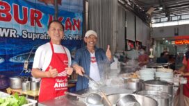 Ahian (kiri) di depan tungku masaknya. Ia harus meracik sendiri menu untuk menjaga kualitas. (Foto: KREDONEWS.COM/ Khristina A Kencana Kheng)