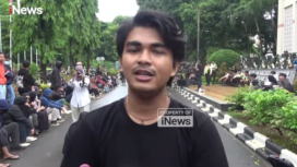Mahasiswa melakukan aksi demo menuntut rektor UIN Alauddin, Makassar, mundur dari jabatan, terkait ditemukan bukti uang palsu Rp 446,7 juta di mesing percetakan uang palsu di gedung perpustakaan UIN. tangkap layar video youtube@iNews