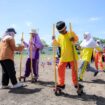 Anak-anak di Gresik bergembira dengan permainan tradisional yang diadakan PT Freeport Indonesia. (KREDONEWS.com/Adi Agus Santoso)