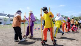 Anak-anak di Gresik bergembira dengan permainan tradisional yang diadakan PT Freeport Indonesia. (KREDONEWS.com/Adi Agus Santoso)