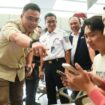 Wamen Komdigi, Angga Raka Prabowo saat meninjau arus balik pada libur Nataru di Stasiun Pasar Senen, Jakarta, Jumat (27/12/2024). (Foto: Dok. Komdigi)