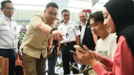Wamen Komdigi, Angga Raka Prabowo saat meninjau arus balik pada libur Nataru di Stasiun Pasar Senen, Jakarta, Jumat (27/12/2024). (Foto: Dok. Komdigi)