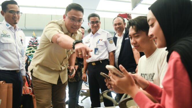 
					Wamen Komdigi, Angga Raka Prabowo saat meninjau arus balik pada libur Nataru di Stasiun Pasar Senen, Jakarta, Jumat (27/12/2024). (Foto: Dok. Komdigi)