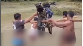 Warga dusun Sukamade, Sarongan, Banyuwangi, bergotong royong membantu menyelematan harta bendanya saat terjadi banjir, instagram@psanggaran24jam