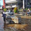 Tampak genangan yang datang setiap hari sejak pertengan Desember ini. Jalan di seberang tampak kering karena sudah ditinggikan sekitar 20 cm sejak beberapa hari lalu. (Foto: KREDONEWS.COM/ Hadi S Purwanto)