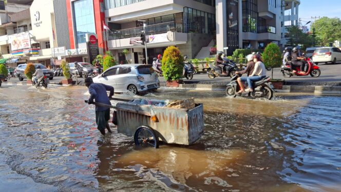 
					Tampak genangan yang datang setiap hari sejak pertengan Desember ini. Jalan di seberang tampak kering karena sudah ditinggikan sekitar 20 cm sejak beberapa hari lalu. (Foto: KREDONEWS.COM/ Hadi S Purwanto)