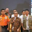 Menko PMK, Pratikno memberi keterangan kepada awak media usai rapat koordinasi tentang penanganan banjir di Jabodetabek, Selasa (10/12/2024) (Foto: KREDONEWS.COM/ Anwar Hudijono)