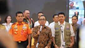 Menko PMK, Pratikno memberi keterangan kepada awak media usai rapat koordinasi tentang penanganan banjir di Jabodetabek, Selasa (10/12/2024) (Foto: KREDONEWS.COM/ Anwar Hudijono)