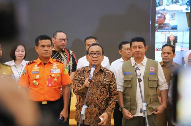 
					Menko PMK, Pratikno memberi keterangan kepada awak media usai rapat koordinasi tentang penanganan banjir di Jabodetabek, Selasa (10/12/2024) (Foto: KREDONEWS.COM/ Anwar Hudijono)