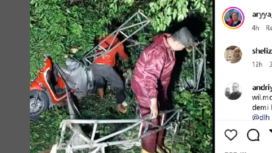Diterjang puting beliung, pohon beringin raksasa di taman kota Mojosari, Mojokerto, tumbang menimpa enam unit motor yang diparkir, Sabtu 21 Desember 2024. tangkap layar video@kabarterdepanmojokerto