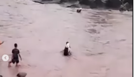 Setiap hari pelajar SD harus menyeberangi Sungai Glagah agar bisa ke sekolah terjadi di Wadasgumantung, Desa Kutamendala, Kecamatan Tonjong, Kabupaten Brebes, Jawa Tengah. Tangkap layar video @batanghelp